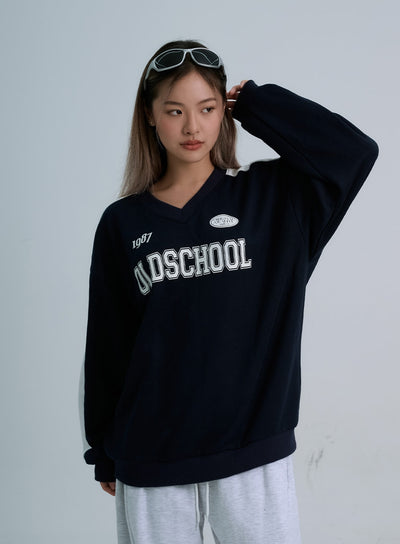 Lettering V-Neck Sweatshirt Unisex CO21