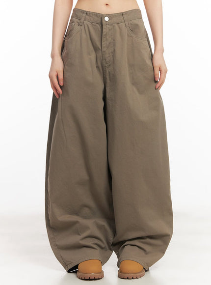 solid-pocketed-wide-fit-trousers-ca523 / Beige