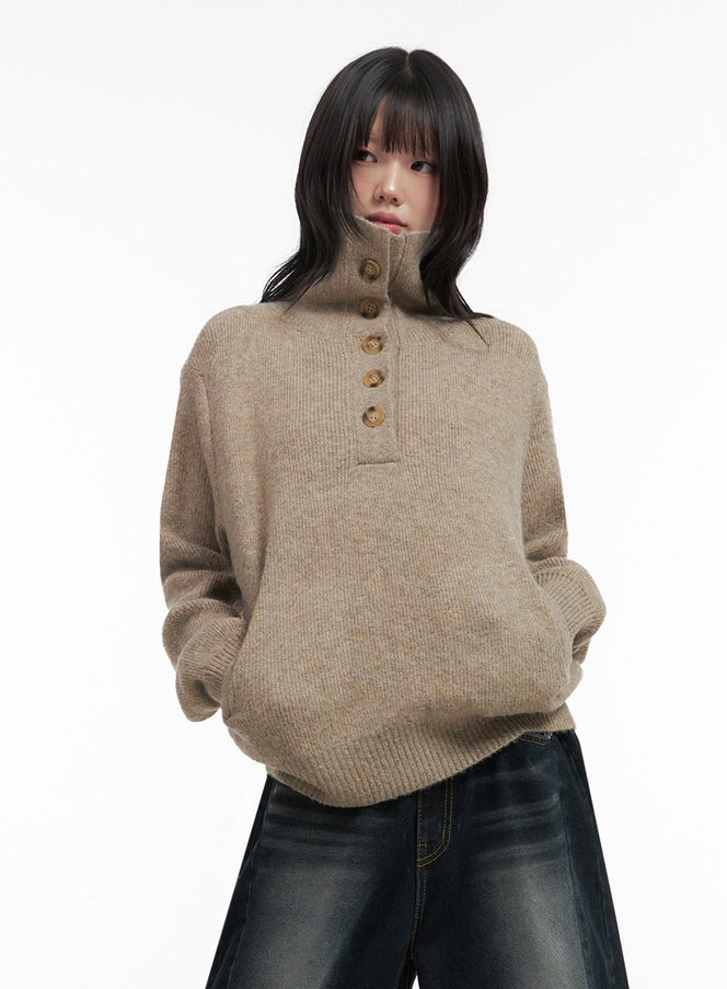 turtleneck-buttoned-sweater-in427 / Beige