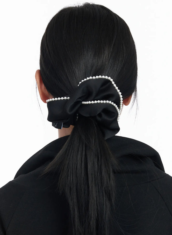 faux-pearl-trim-satin-scrunchie-cj520 / Black