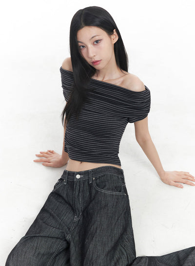 off-shoulder-striped-tee-iy516 / Black