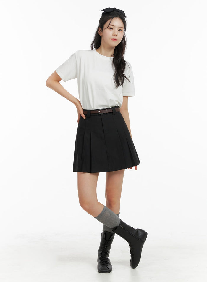 solid-pleated-mini-skirt-with-belt-strap-om419 / Black