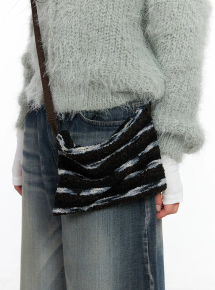 aubrey-striped-knit-shoulder-crossbody-cs529 / Dark brown