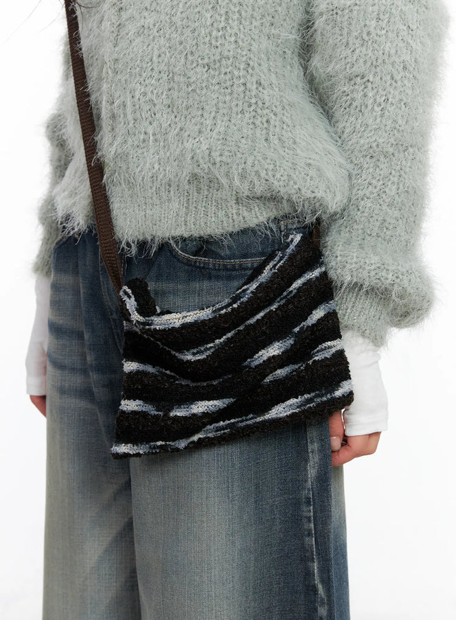 aubrey-striped-knit-shoulder-crossbody-cs529 / Dark brown