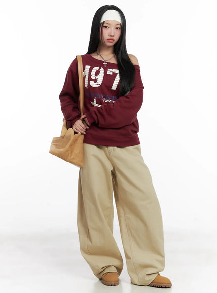 oversized-off-shoulder-graphic-sweatshirt-cn528 / Dark red
