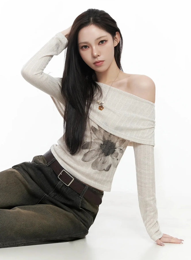 graphic-off-shoulder-long-sleeve-top-ij528 / Light beige