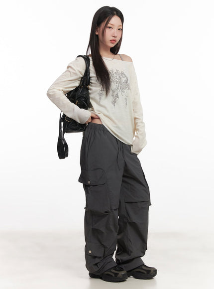 graphic-off-shoulder-long-sleeve-top-ca518 / Light beige