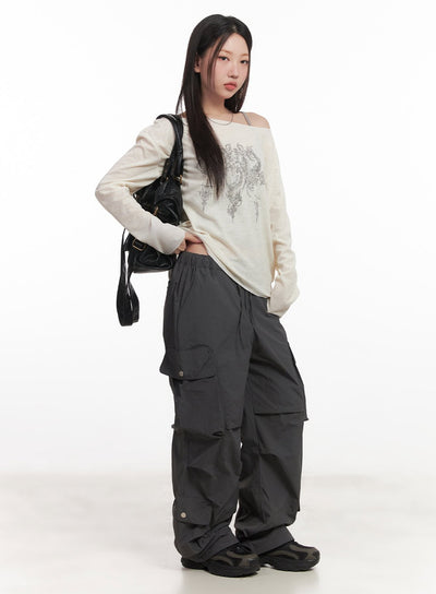 graphic-off-shoulder-long-sleeve-top-ca518 / Light beige