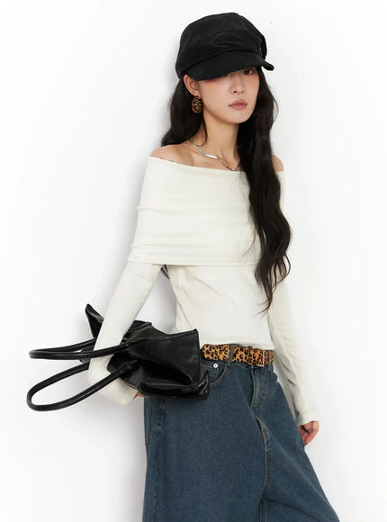 slim-off-shoulder-long-sleeve-tee-in528 / Light beige