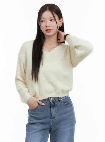 fuzzy-v-neck-knit-sweater-og419 / Light beige