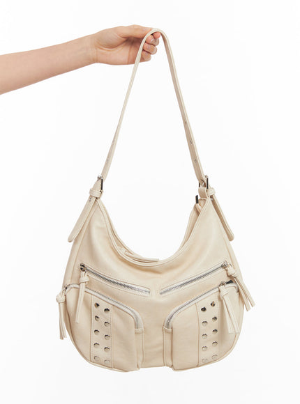 stud-pocket-faux-leather-shoulder-bag-iy502 / Light beige