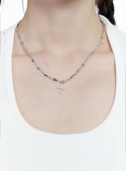triangle-chain-cross-pendant-necklace-cg511 / Silver