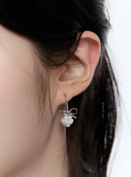 dainty-ribbon-iridescent-bead-earrings-cc0608 / Silver