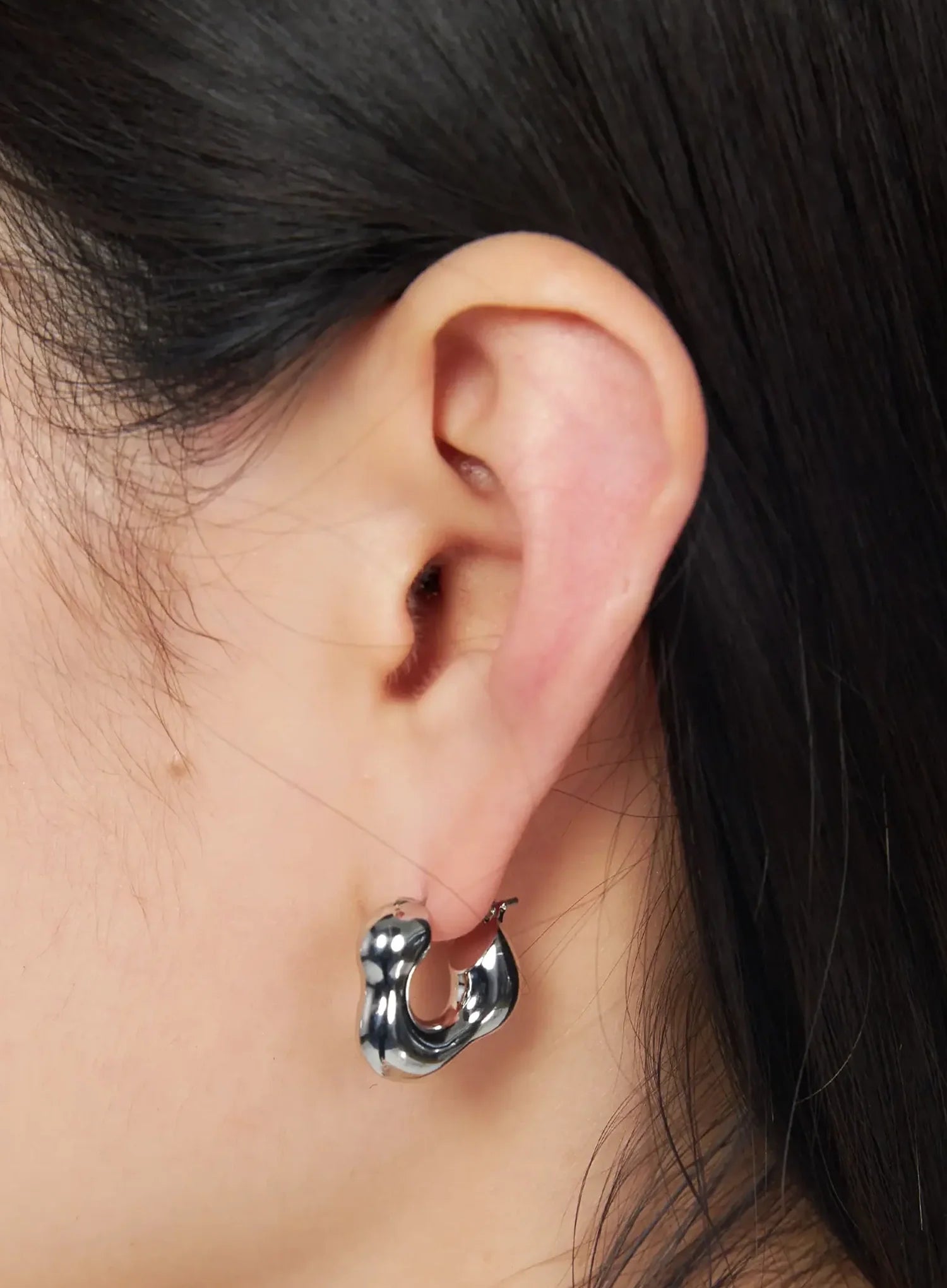 chic-metallic-hoop-earrings-iy520 / Silver
