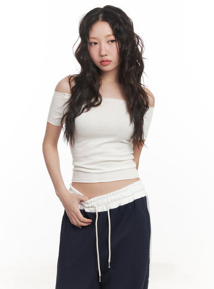 essential-off-shoulder-crop-top-ca521 / White