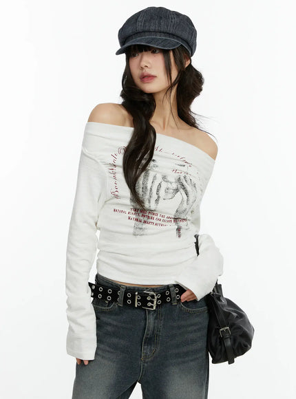 graphic-print-off-shoulder-long-sleeve-top-cf510 / White
