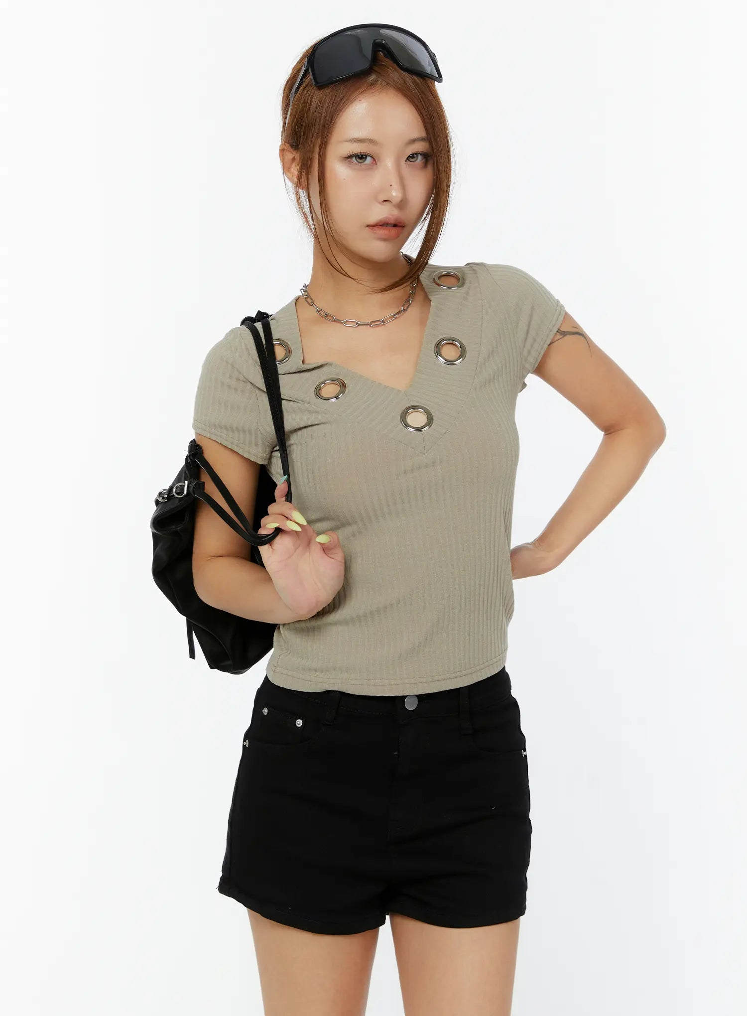 v-neck-eyelet-ribbed-tee-cy521 / Beige
