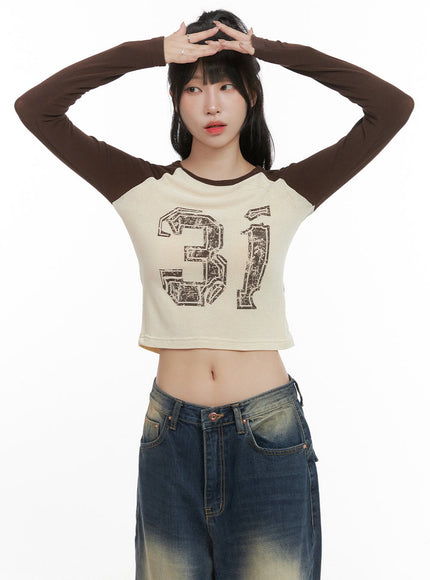 graphic-raglan-long-sleeve-crop-tee-cg421 / Dark brown