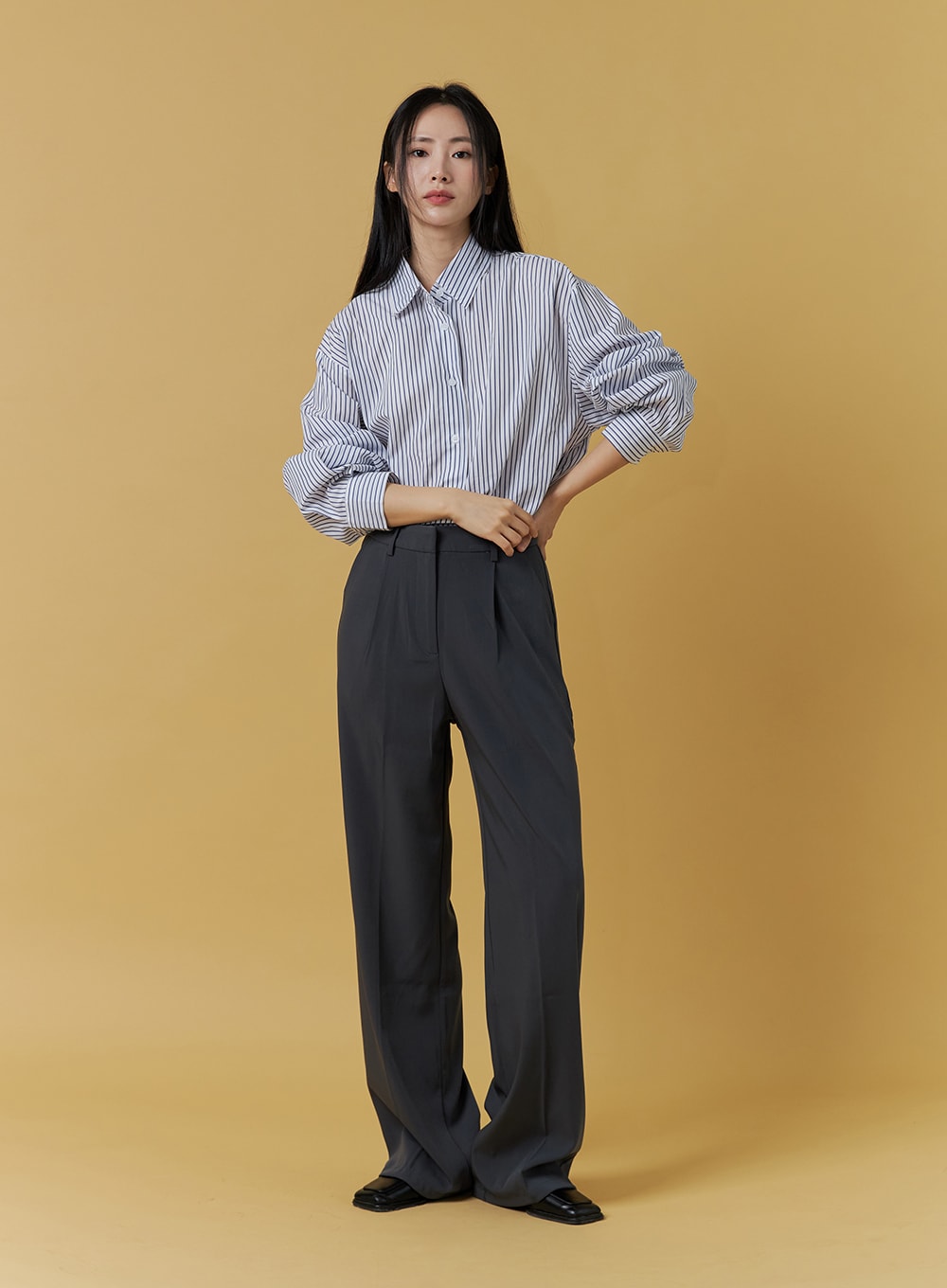 pintuck-wide-fit-tailored-pants-on303 / Dark gray