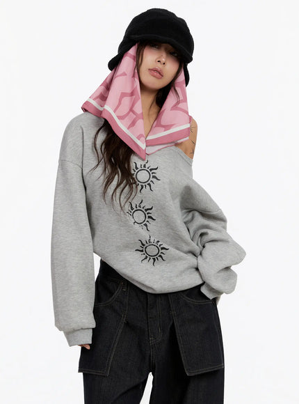 oversized-graphic-off-shoulder-sweatshirt-cn527 / Gray
