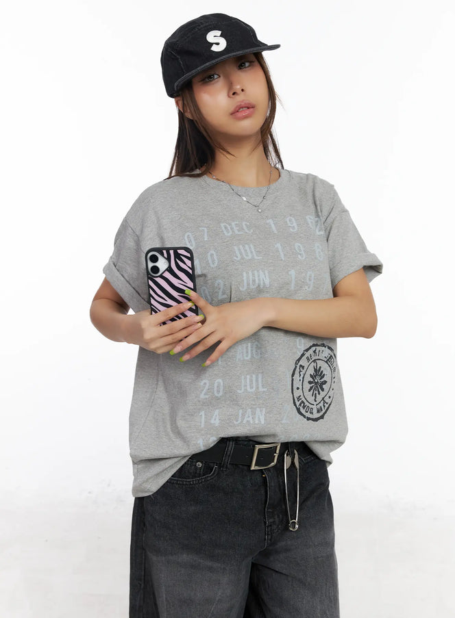 graphic-date-print-t-shirt-cm520 / Gray