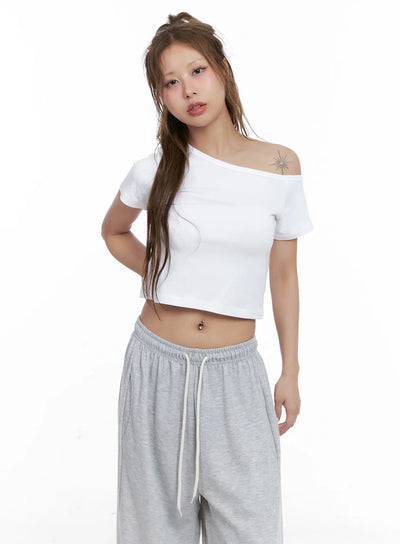 asymmetric-off-shoulder-crop-top-cl514 / White