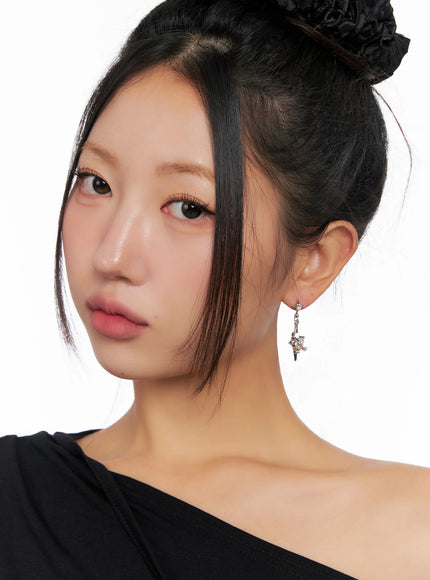 charm-crystal-dangle-earrings-co514 / White