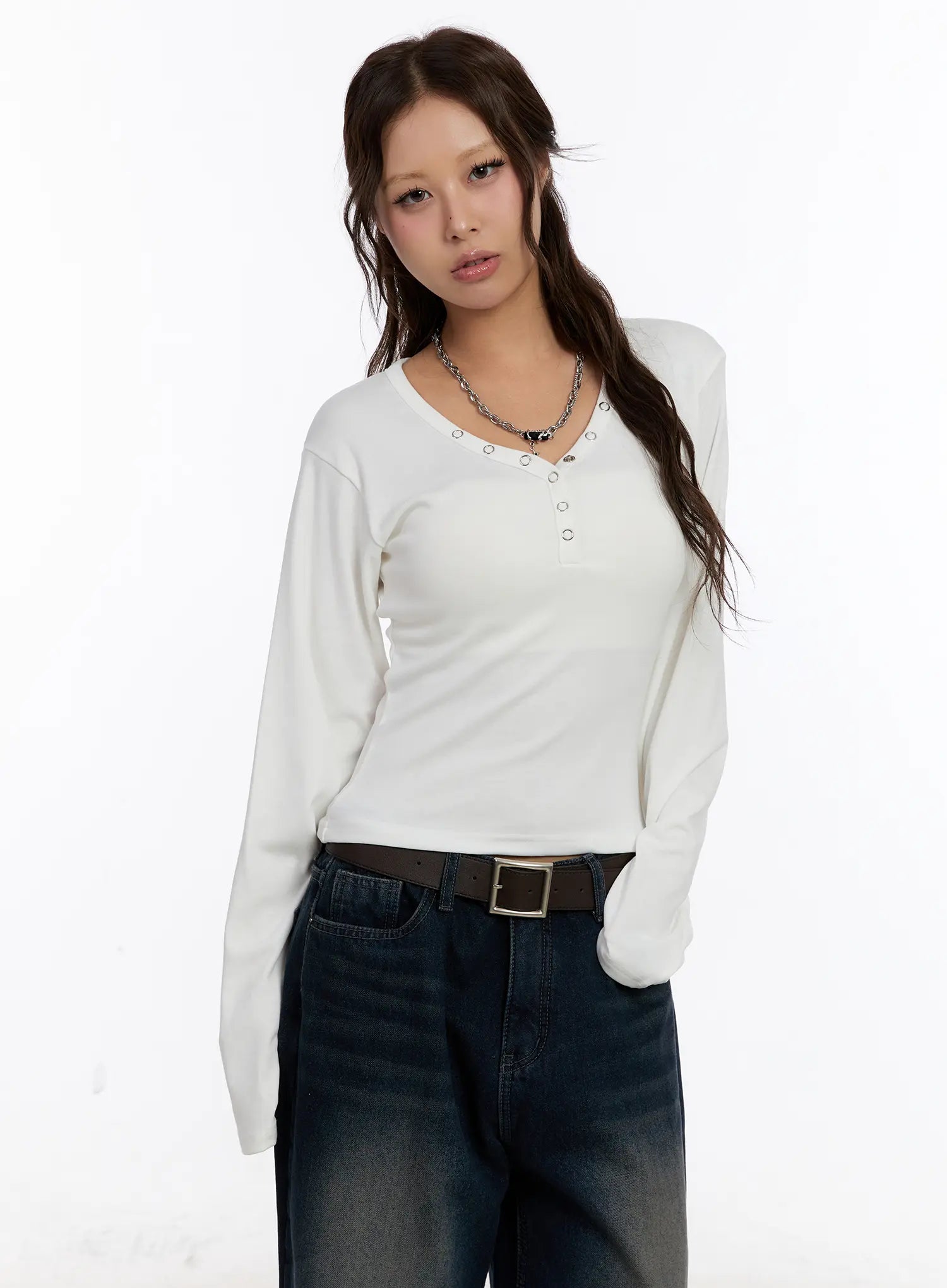 v-neck-buttoned-slim-long-sleeve-tee-cn527 / White