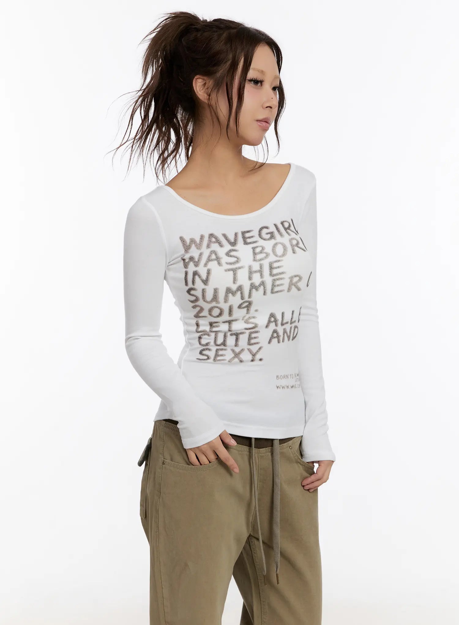 slim-fit-lettering-long-sleeve-top-cn527 / White