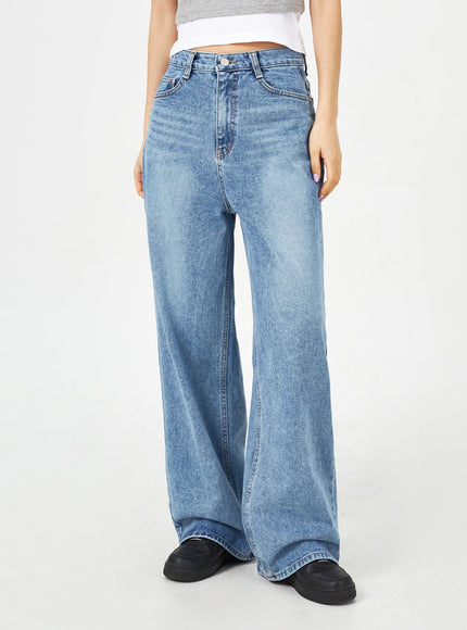 Mid-Wash Bootcut Jeans CM323