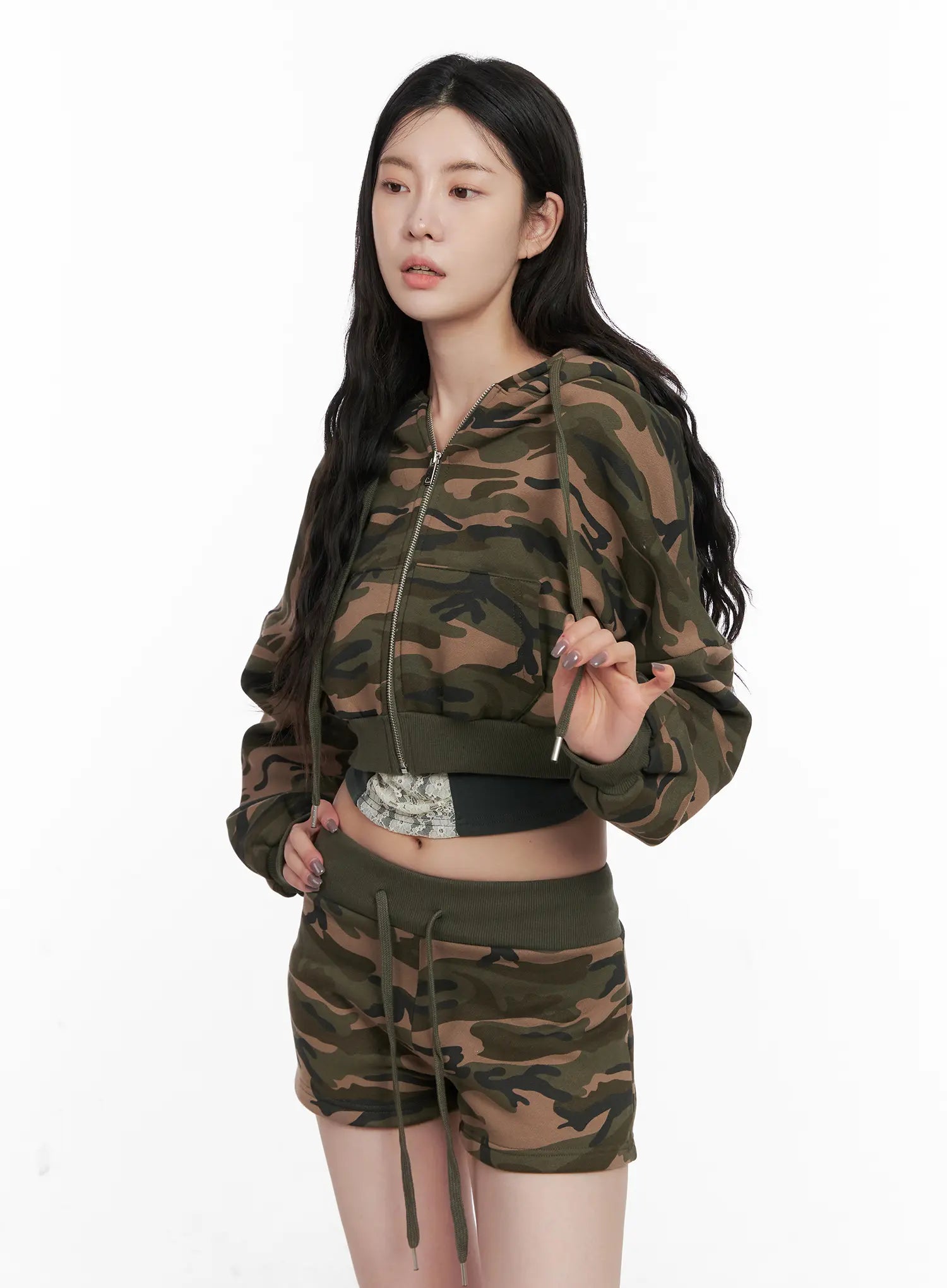 camo-graphic-crop-hoodie-cn513