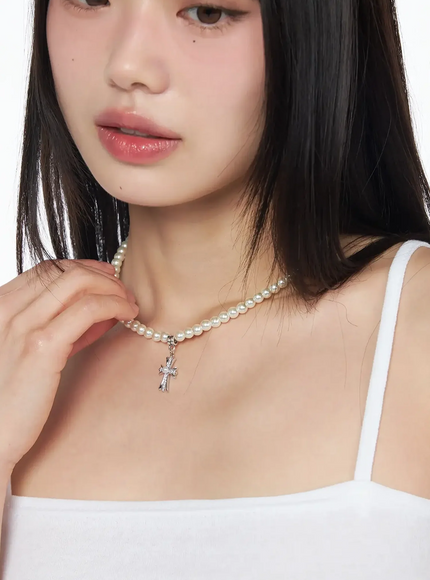 pearl-necklace-with-cross-pendant-iy520