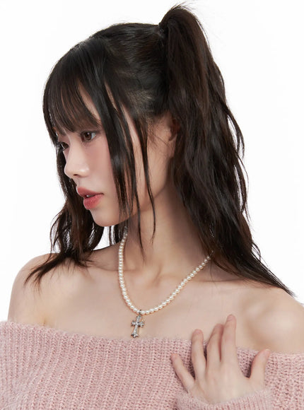 elegant-beaded-pendant-necklace-white-cn511