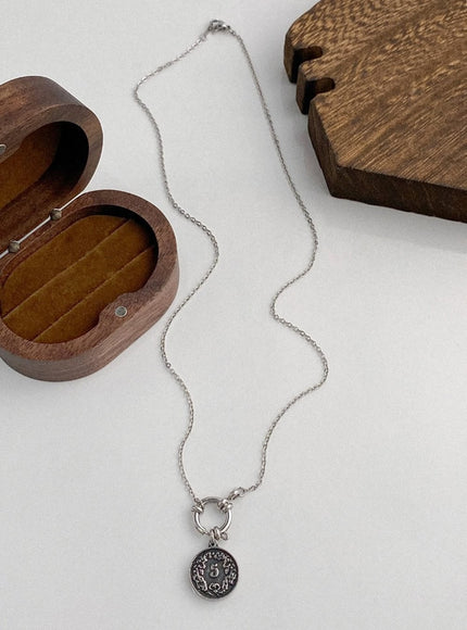 noir-vintage-coin-necklace-ia517