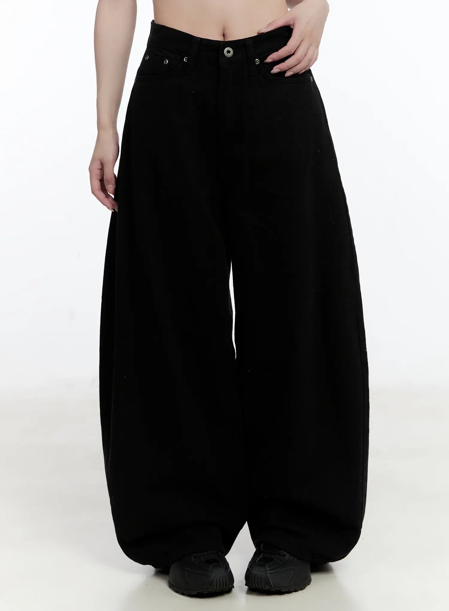 studded-wide-leg-fleece-lined-pants-cn525 / Black