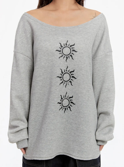 oversized-graphic-off-shoulder-sweatshirt-cn527