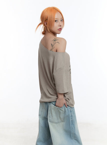 loose-fit-graphic-off-shoulder-tee-cu502