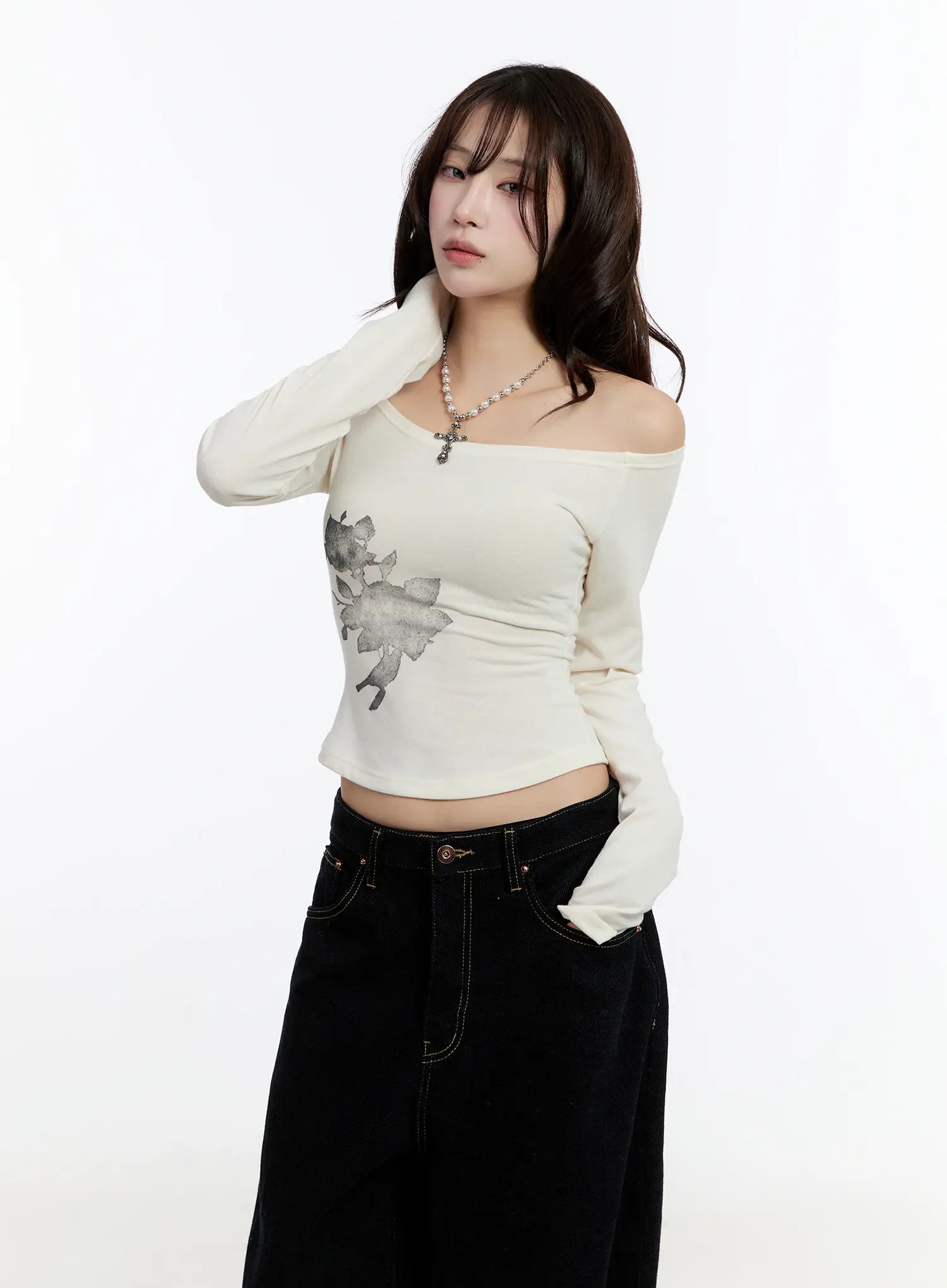 off-shoulder-printed-long-sleeve-top-cn524 / Whtie