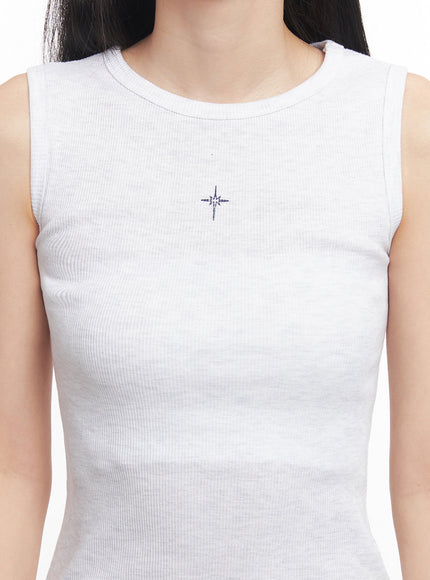 slim-fit-sleeveless-star-graphic-top-iy516