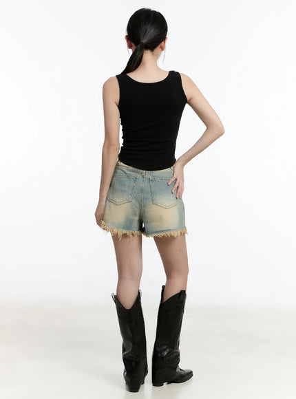 studded-graphic-crop-top-cm511