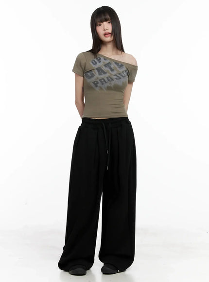 asymmetric-off-shoulder-graphic-top-il528