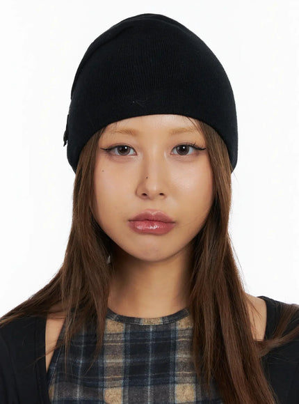 black-strap-beanie-in528
