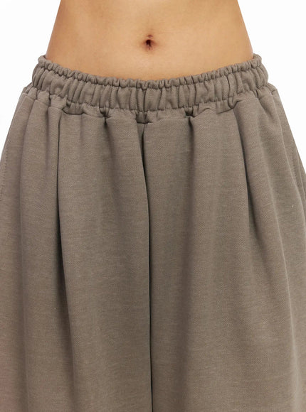 relaxed-bermuda-sweat-shorts-ia527