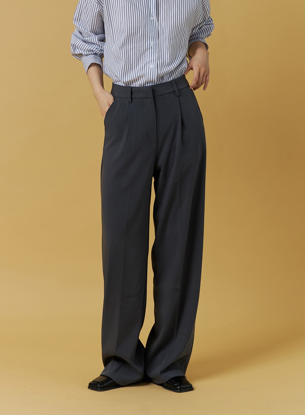 pintuck-wide-fit-tailored-pants-on303