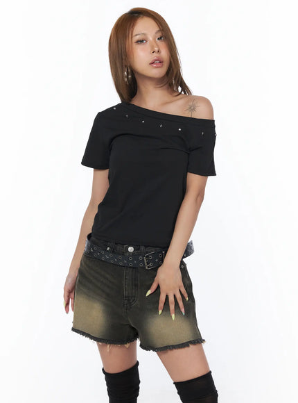 studded-off-shoulder-tee-cu501 / Black