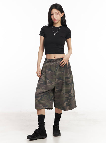 camo-pintuck-oversize-sweatshorts-iy529