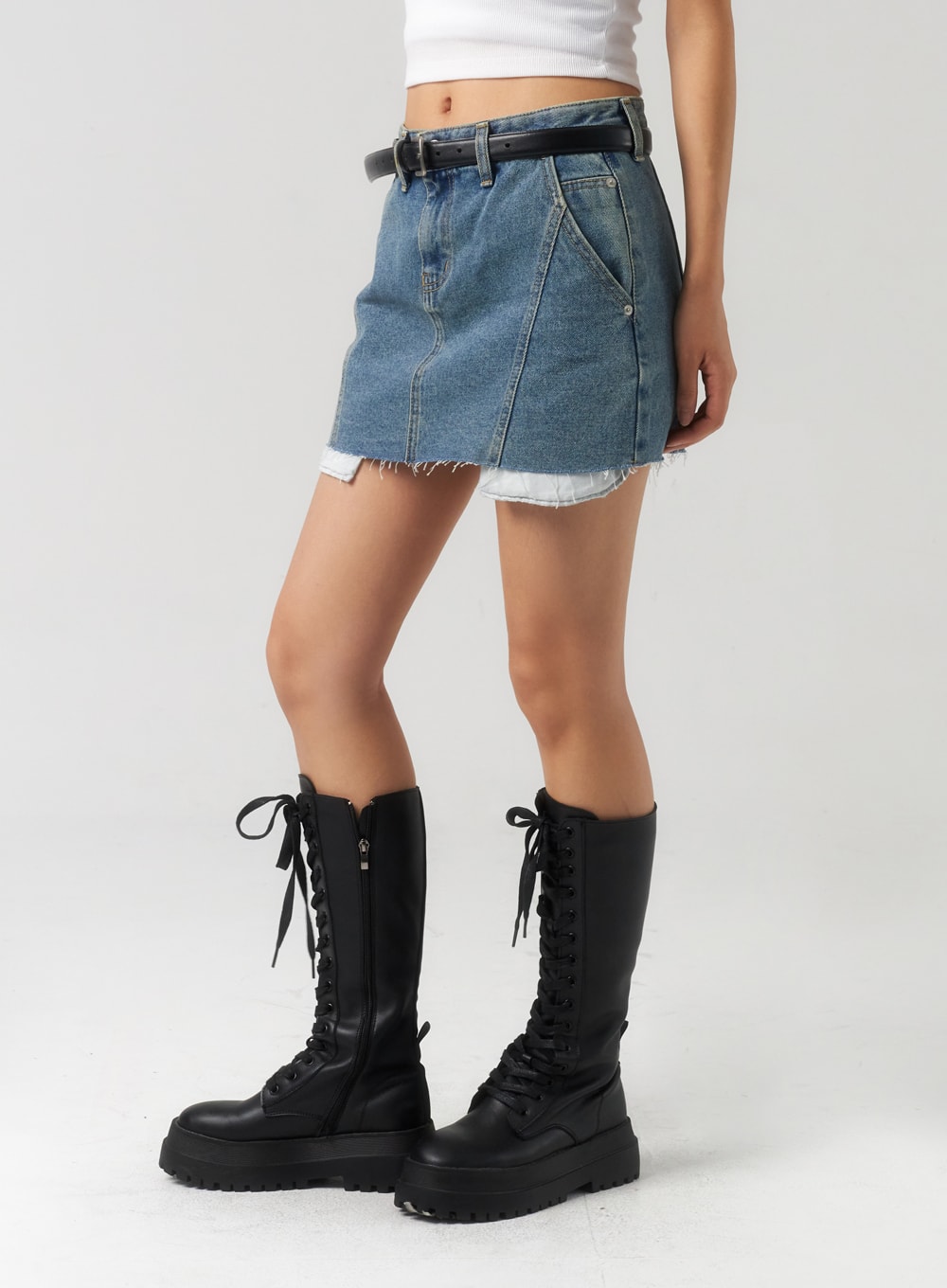 ripped-hem-denim-mini-skirt-cu326