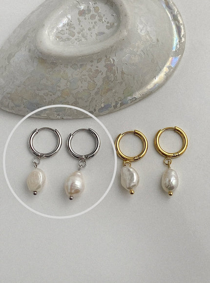 dew-faux-pearl-drop-earrings-ia517 / Silver