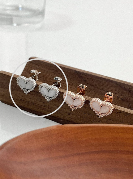 bloom-faux-pearl-heart-earrings-ia517 / Silver