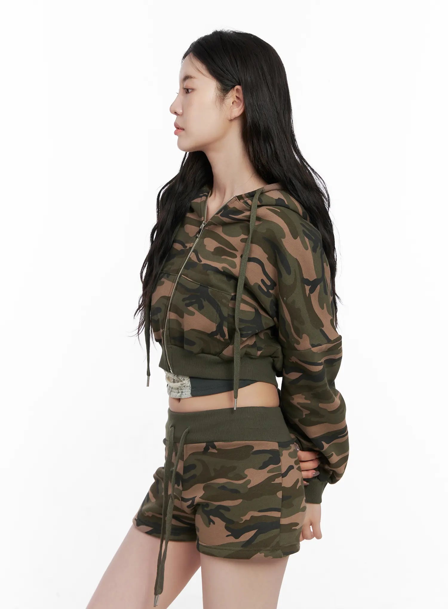 camo-graphic-crop-hoodie-cn513